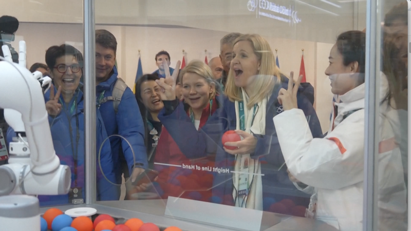 IOCコベントリー会長、ミラノで中国本土開発の知能ロボットに関心　五輪村で技術展示 video poster