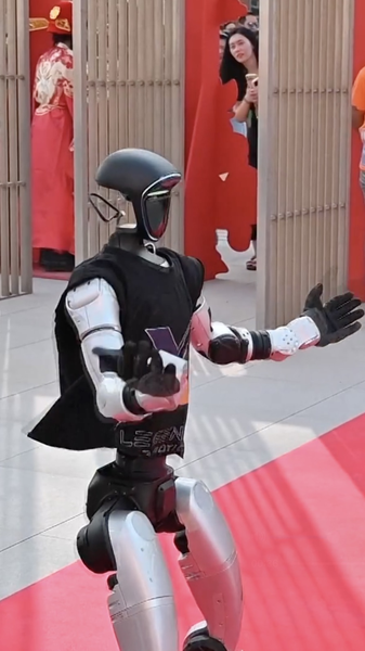 ドバイのエキスポシティで春節パレード　龍舞とハイテク演出が街を彩る video poster