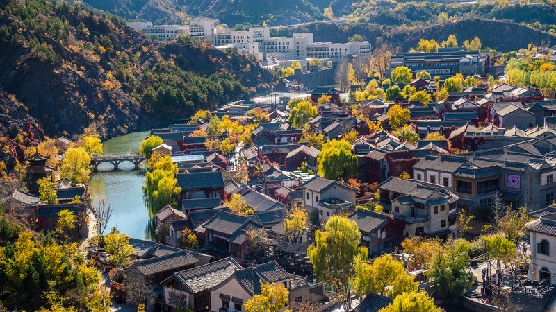 北京・古北水鎮の春節風景：司馬台長城の麓、水郷に灯るランタン video poster