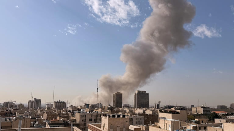 テヘランで爆発音、イスラエルがイランへ「先制攻撃」と発表
