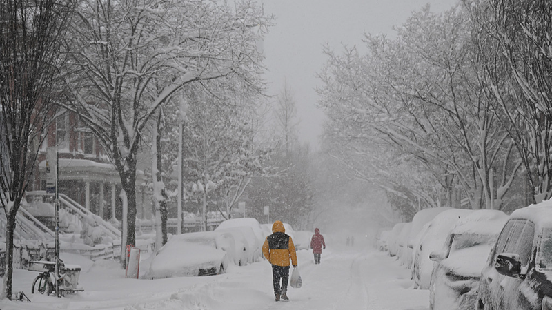 米北東部で猛吹雪、NYで積雪48cm　停電60万戸超・欠航相次ぐ video poster