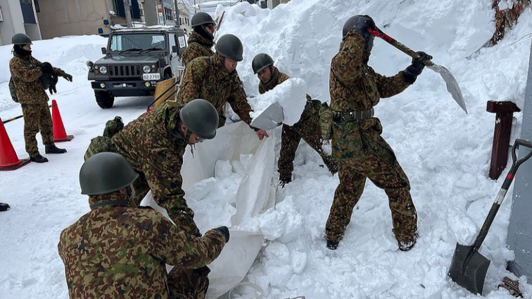 日本の雪嵐で30人死亡—今週のアジアニュースで注目された冬の荒天