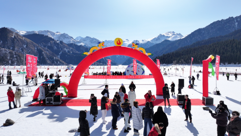 中国本土・新疆の天山天池が春節の氷の祝祭に——氷上ドラゴンボートと変面も video poster