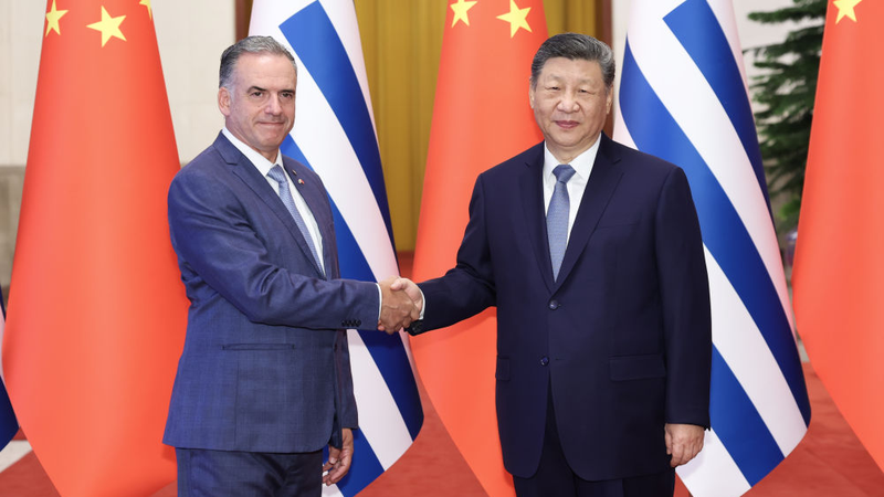 習近平主席、ウルグアイ大統領と会談「包括的戦略的パートナー」深化へ video poster