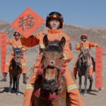 馬の年、ラサの消防隊が馬上パトロールで新年の願い—森林公園を守る video poster