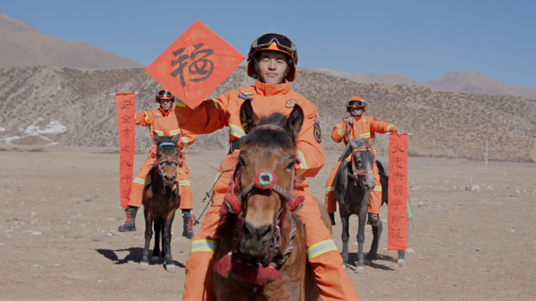 馬の年、ラサの消防隊が馬上パトロールで新年の願い—森林公園を守る video poster