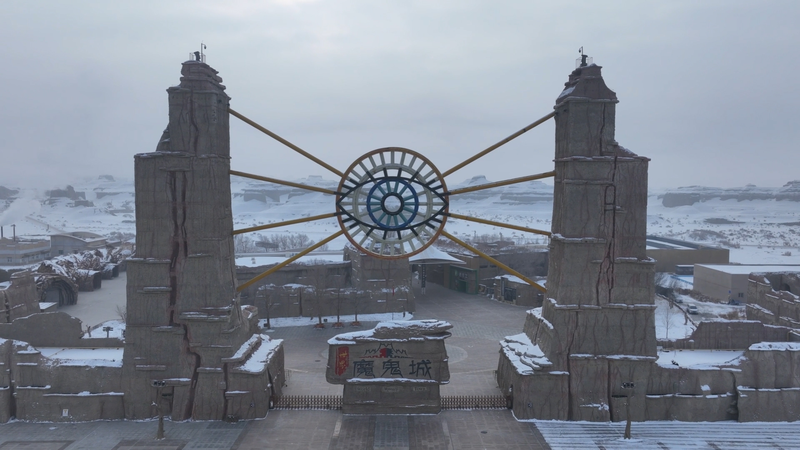 春節公開で話題『Blades of the Guardians』—新疆「世界魔鬼城」が“天然スタジオ”に video poster