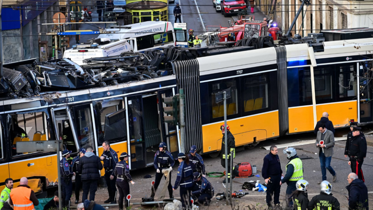 ミラノ中心部で路面電車が脱線、建物に衝突 1人死亡・約20人負傷