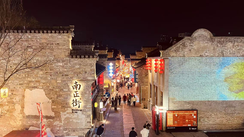 蕪湖古城、城楼から見た2026年春節の灯りと熱気