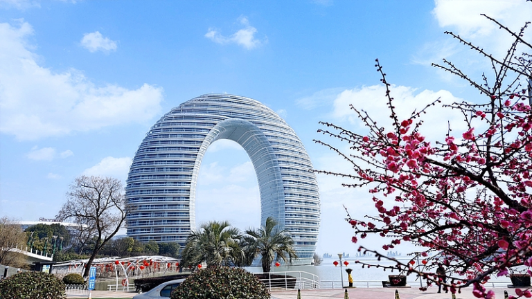 中国本土・湖州の「ムーンスクエア」 南太湖畔で文化遺産と夜の光が融合 video poster