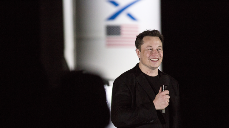 マスク氏、SpaceXは「月の自己成長都市」を優先へ——火星より先に