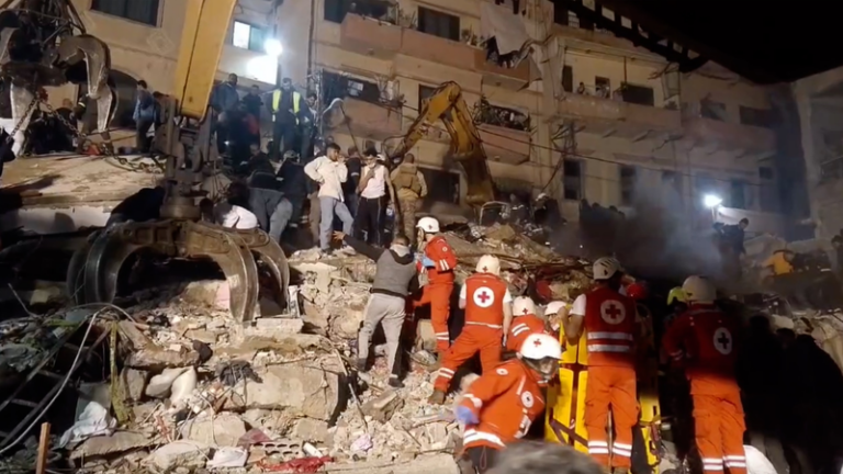 レバノン・トリポリで集合住宅倒壊、死者14人以上　救助続く video poster
