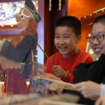 新疆ウイグル自治区・昌吉で春節に影絵芝居、子どもを魅了する伝統芸 video poster