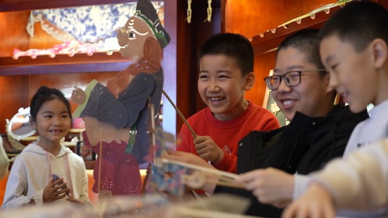 新疆ウイグル自治区・昌吉で春節に影絵芝居、子どもを魅了する伝統芸 video poster