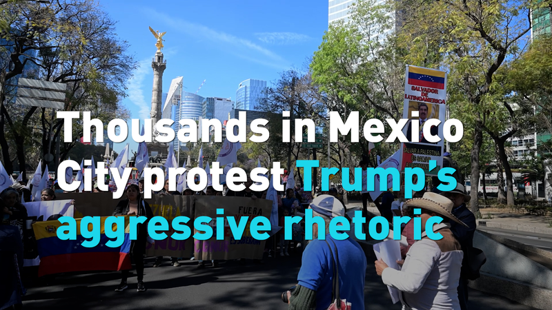 メキシコシティで数千人デモ、トランプ大統領の強硬姿勢に抗議 video poster
