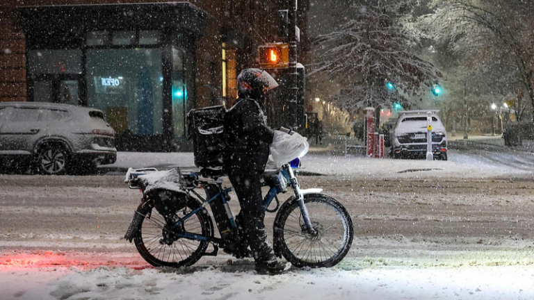 米国北東部で大規模な冬の嵐　大雪・強風・沿岸洪水、複数州で移動禁止も video poster