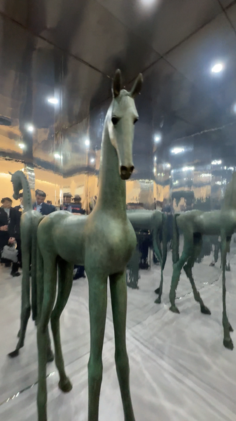 北京美術学院で「馬の年」文化体験　春節の熱気をアートで味わう video poster