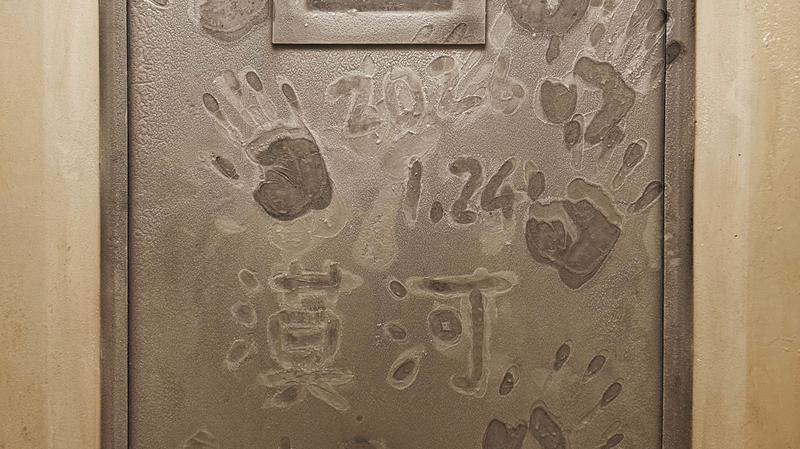 氷の窓に「2026」「漠河」──中国本土“北へ向かう列車”に乗る若い旅人たち