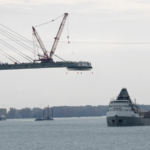 RNUKTIWYQGAI33YO3HJ0 - NewsTomo – 日本語で読む、世界のニュースハブ カナダ、トランプ氏の国境橋「開通阻止」示唆に反発 米加貿易の要所に緊張