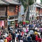 S0NHQU9IY3BYQQFJP9UH - NewsTomo – 日本語で読む、世界のニュースハブ 中国本土で春節初日、灯籠と伝統芸能が街を彩る 福州「三坊七巷」も賑わい