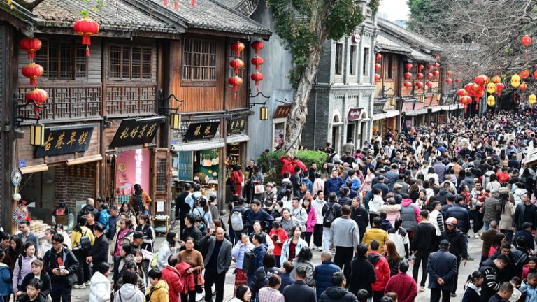 中国本土で春節初日、灯籠と伝統芸能が街を彩る　福州「三坊七巷」も賑わい