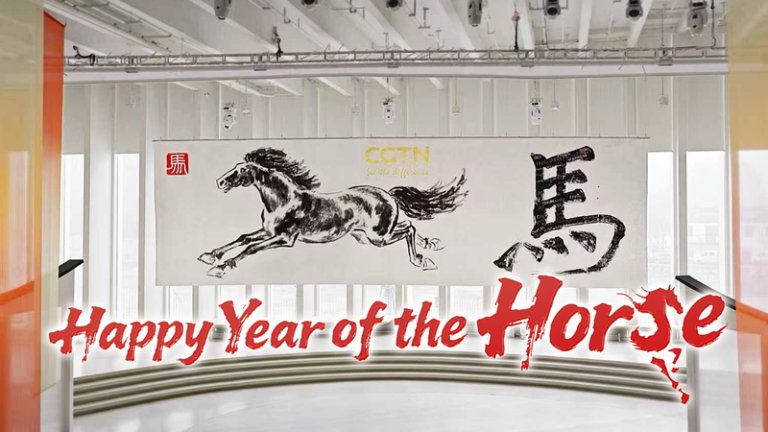 春節前にCGTNが短編映像「The Year at a Gallop」公開、巨大宣紙に描く“馬” video poster