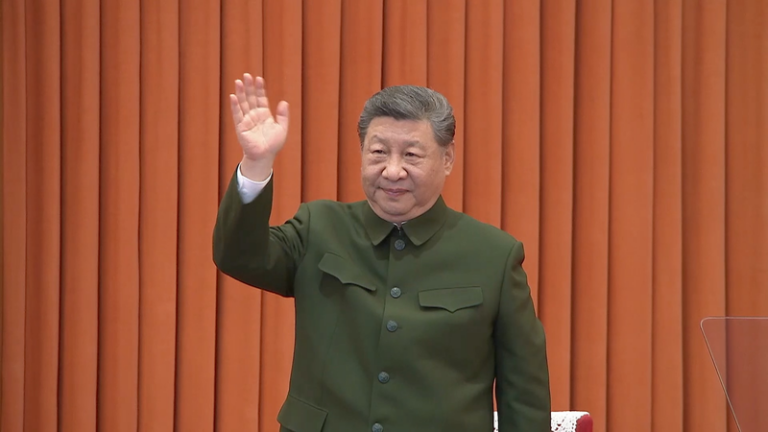 習近平氏、春節を前に全国の軍人へ祝意「任務に当たる隊員に敬意」 video poster