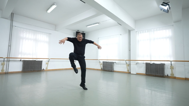 草原を駆けるように踊る──モンゴルの「馬の踊り」が描く疾走感 video poster