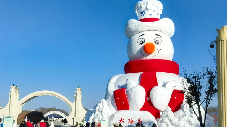 ハルビン雪像博覧会、23.8mの巨大「太陽島スノーマン」が象徴に video poster