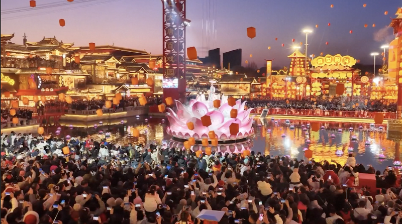 中国本土で「午年」開幕、北京の園遊会からロボ×VRまで祝祭が進化 video poster