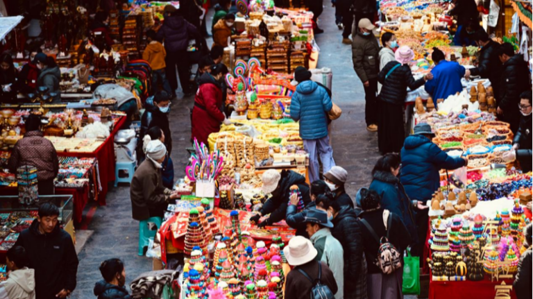 2月18日のチベット暦新年へ、ラサ・バルコル旧市街が“年越しの味”で熱気