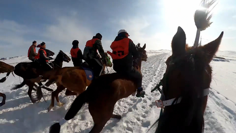 中国本土・新疆マナスで春節の雪原競馬、馬と一体の疾走が沸かす video poster
