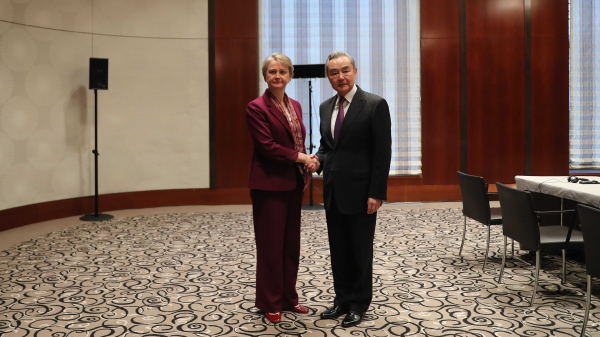 王毅外相「中英協力の余地さらに」ミュンヘン会議で英国外相と会談