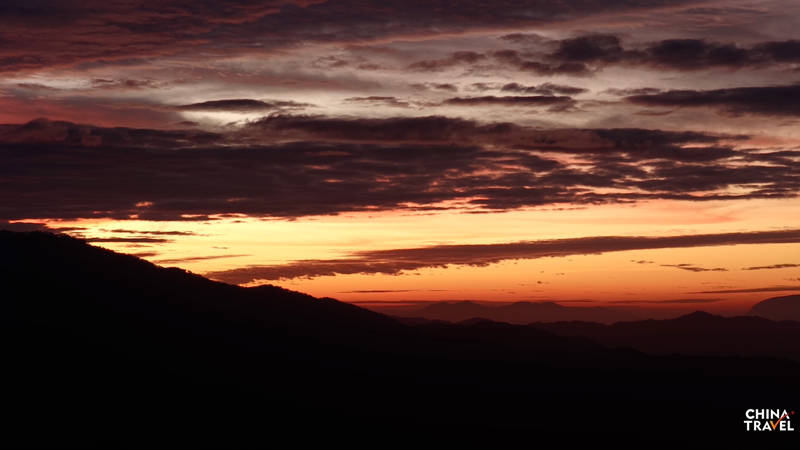 中国本土・海南島の五指山に沈む夕日——自由貿易港構想と自然保全の“同居” video poster