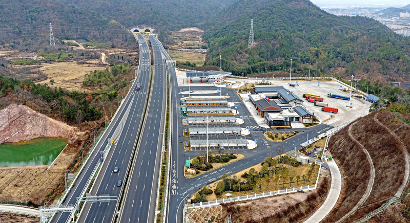 春節ラッシュ、中国本土の高速SAでNEV充電網拡大　超急速化へ