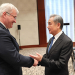 王毅外相「ウクライナ危機は政治解決を」ミュンヘンで外相会談