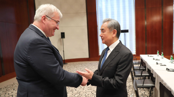 王毅外相「ウクライナ危機は政治解決を」ミュンヘンで外相会談