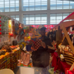 北京の年貨市場が熱気　来場3万人超、文化と商業が交差する春節フェア video poster