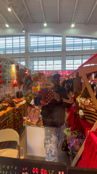 北京の年貨市場が熱気　来場3万人超、文化と商業が交差する春節フェア video poster