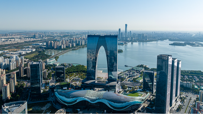 中国本土・蘇州の金鶏湖が映す都市再生　高層ビルと緑地の共存 video poster