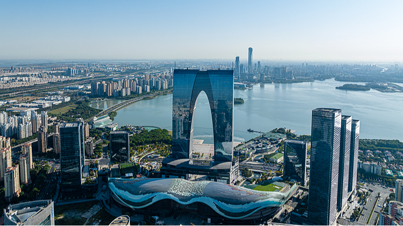 中国本土・蘇州の金鶏湖が映す都市再生　高層ビルと緑地の共存 video poster