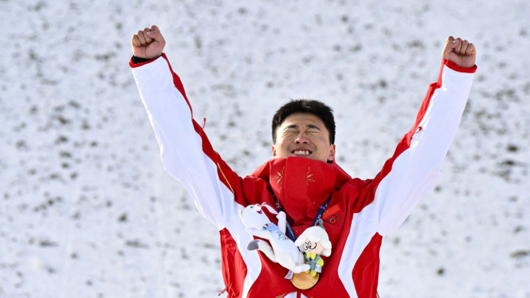 ミラノ・コルティナ2026冬季五輪：夫婦で金2つ、中国代表が“同じ家族の栄冠”