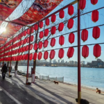 中国本土・寧夏の銀川で春節、冬の青空と公園に集う人びと