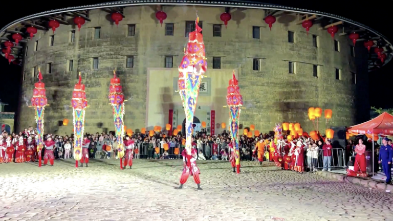 福建の土楼で旧正月の熱気:9連休に30万人超、客家文化が体験型で注目 video poster