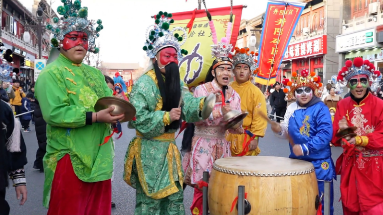 河北・正定県の春節、常山戦鼓が響く民俗パレード　1700年の伝統はいま祝祭へ video poster