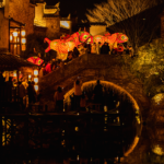 Y8XMUKWIECJL56BHUTYA - NewsTomo – 日本語で読む、世界のニュースハブ 2026年春節、消費と旅行がけん引—中国本土で“お祭り需要”が回復 video poster