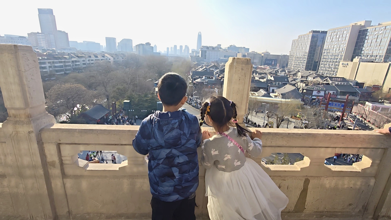 中国本土・済南の黒虎泉：澄んだ湧水とにぎわう路地の同居