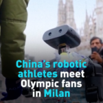 YXR20AGLVHF2ERZB20BN - NewsTomo – 日本語で読む、世界のニュースハブ ミラノで中国のヒューマノイドが話題に 五輪開幕の街角でファンと交流 video poster