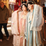 Z9F1FJ1PW0G4XJL4PM0J - NewsTomo – 日本語で読む、世界のニュースハブ 中国の春節9連休、なぜ消費が動く?旅行・高齢者需要・クーポンの波