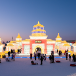 ZFWPF4NSILAB0MBBW3HO - NewsTomo – 日本語で読む、世界のニュースハブ 春節シーズンのハルビン「氷雪大世界」 光る氷の城が冬を祝祭に変える video poster